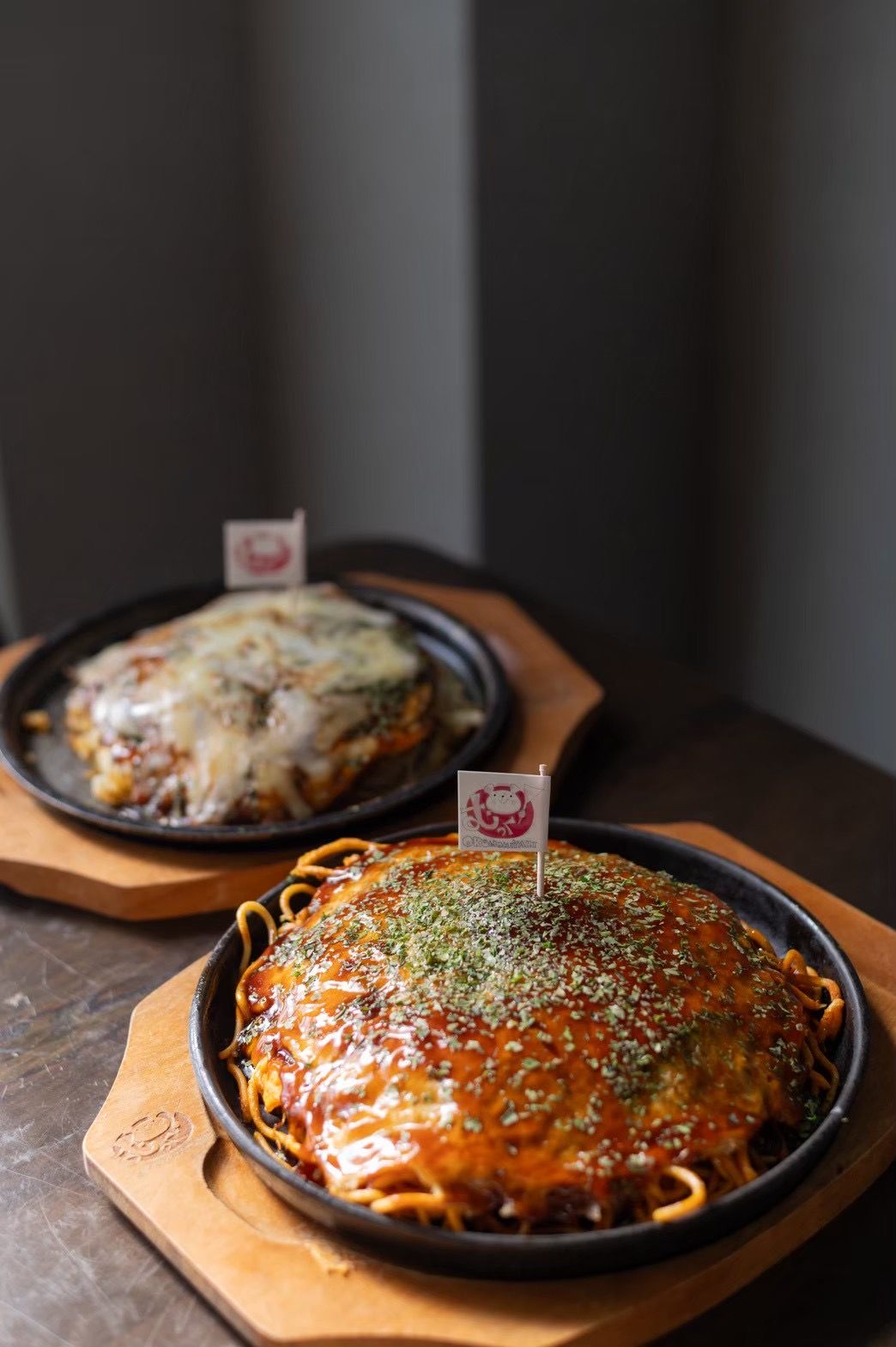 熱い鉄板皿で提供されるmukkuの料理