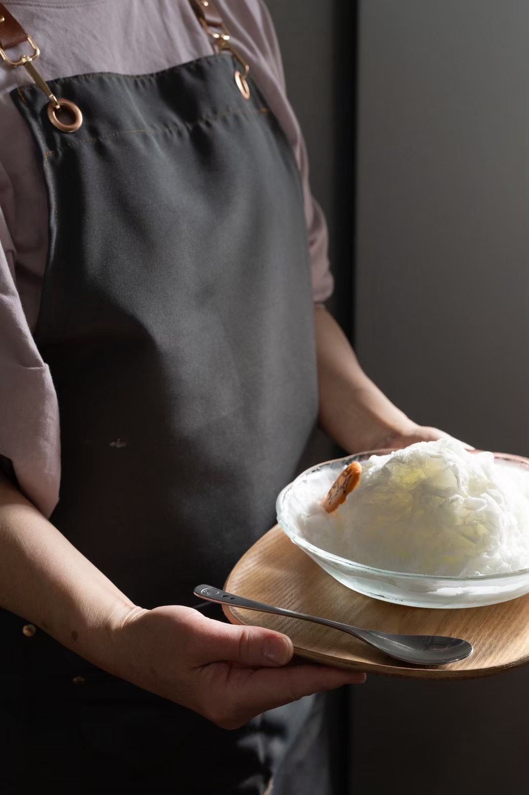 台湾風かき氷を手にするmukkuスタッフ